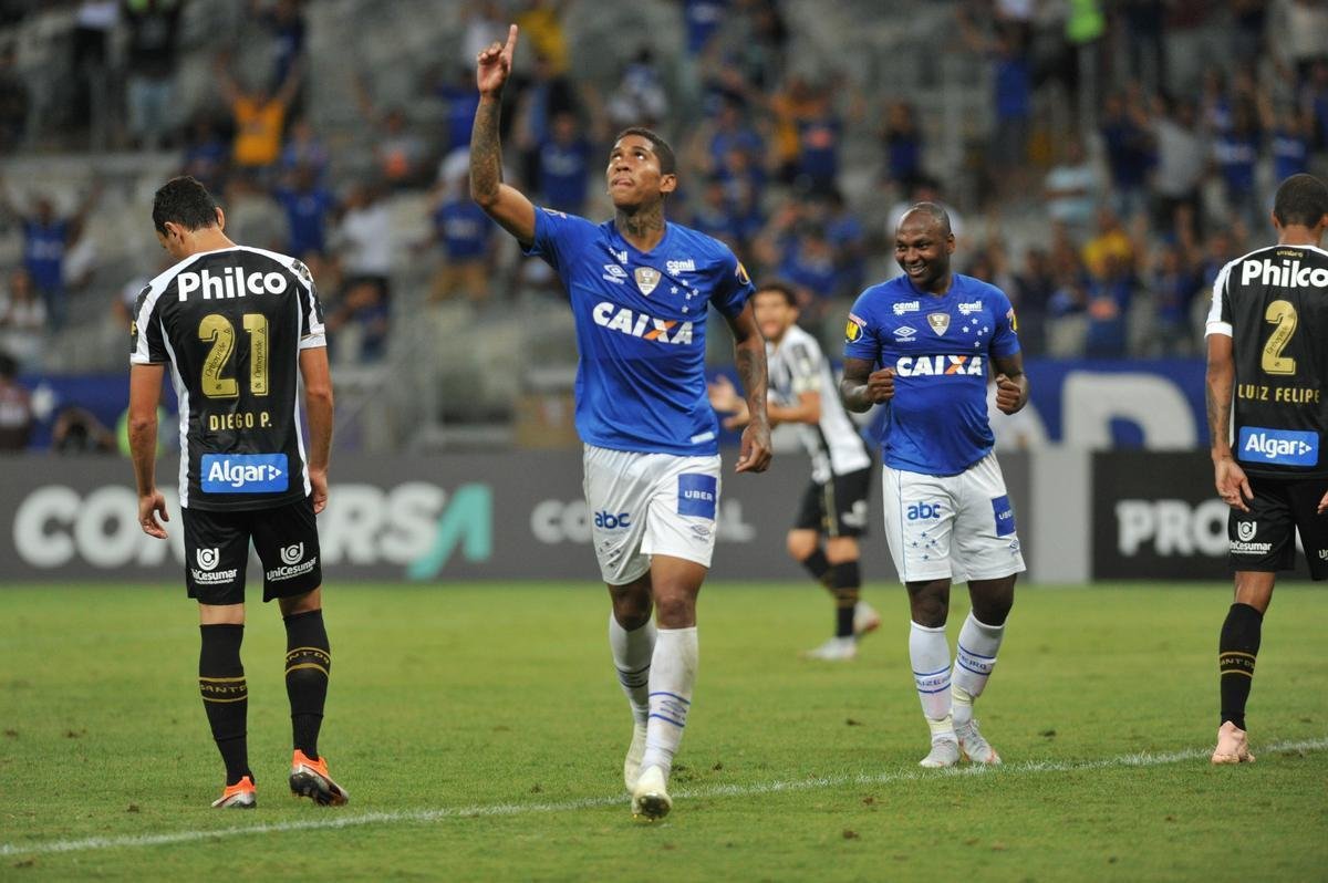 Em jogo com grande atuao do goleiro Fbio, Cruzeiro derrotou Santos de virada, por 2 a 1, com gols de Sass e Raniel; Gabriel Barbosa marcou para o Peixe, no Mineiro, pela 26 rodada do Brasileiro