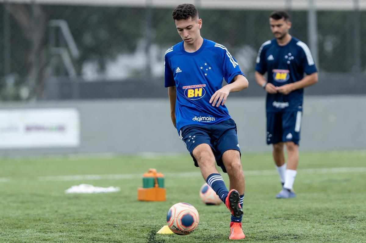 Equipe sub-20 do Cruzeiro treinou com novas camisas em preparação para a Copa São Paulo