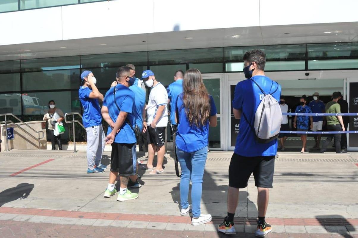 Manifestao de torcedores no Boulevard Corporate Tower, onde funciona a sede do Cruzeiro