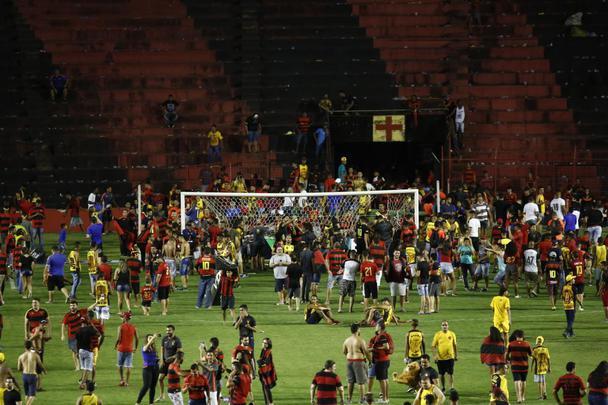 Com a conquista do acesso, a torcida do Sport extravasou e fez a festa no gramado da Ilha do Retiro