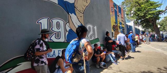 Torcida do Cruzeiro faz fila na bilheteria do Barro Preto