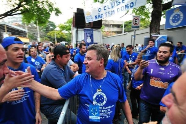 Fotos da eleio presidencial no Cruzeiro. Parque esportivo do Barro Preto, em BH, esteve lotado durante tarde e noite desta segunda-feira. Ex-presidente Alvimar de Oliveira Costa votou em Srgio Rodrigues