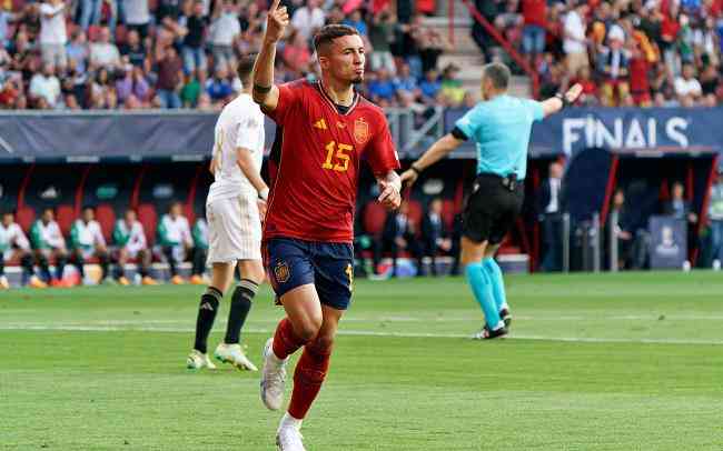 Yeremi Pina comemora gol pela Espanha contra a Itlia pela Liga das Naes