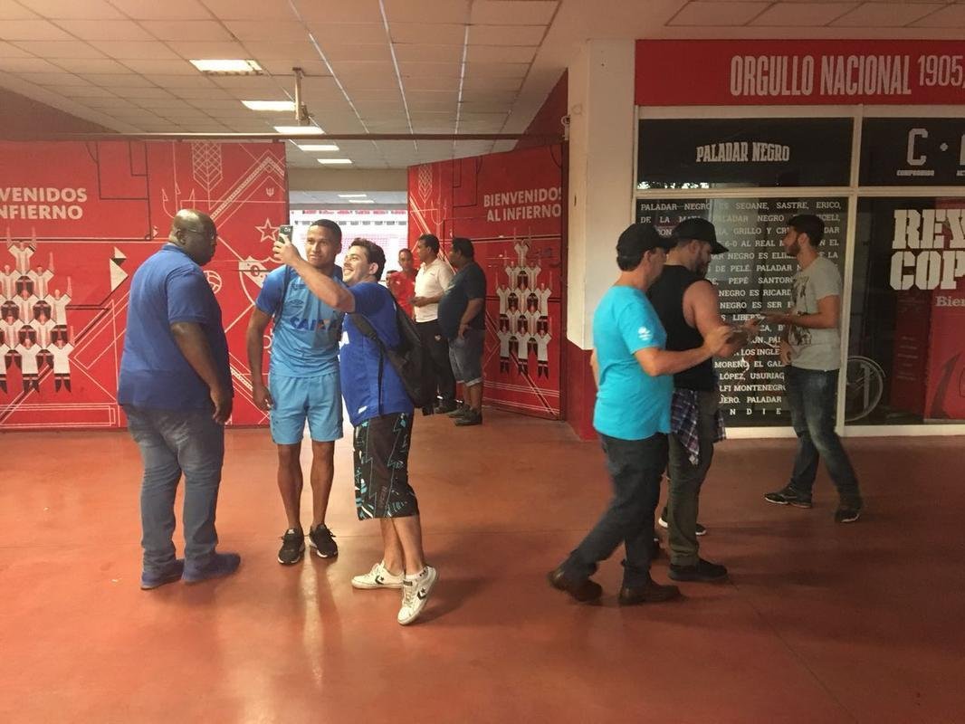 Jogadores do Cruzeiro receberam carinho da torcida argentina (Tiago Mattar/Superesportes)