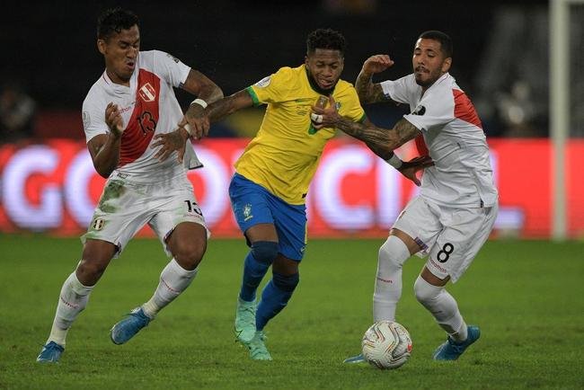Brasil e Peru se enfrentaram no Estdio Nilton Santos, pelas semfinais da Copa Amrica 