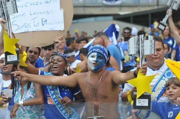 Torcida cruzeirense comea a festa dentro do estdio antes da partida decisiva contra o Grmio