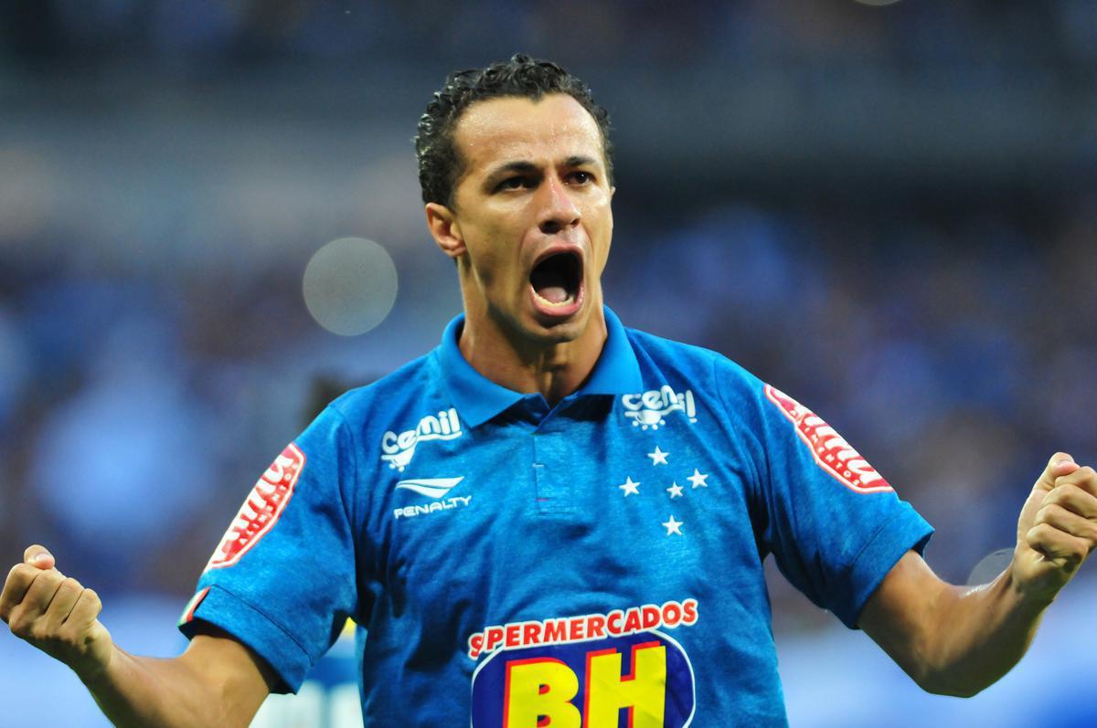 Leandro Damio marcou 18 gols em 48 jogos pelo Cruzeiro em 2015. Em relao a ttulos, a Raposa passou em branco naquele ano.