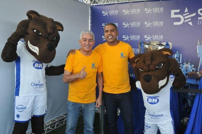Os ex-laterais-esquerdos Nonato e Leandro durante a Caravana do Cruzeiro