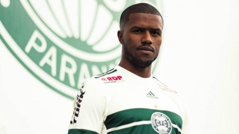 Carlos Csar - contrato do lateral-direito vai at julho de 2019