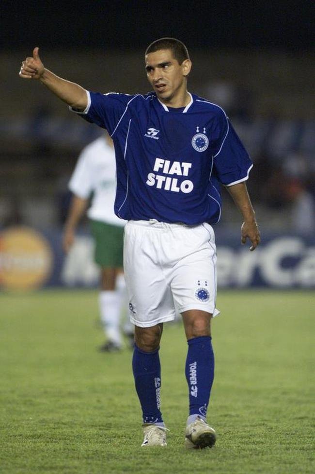 O atacante colombiano Aristizbal  o quinto estrangeiro com mais gols pelo Cruzeiro. Em 2003, ele fez 28 gols em 54 apresentaes.