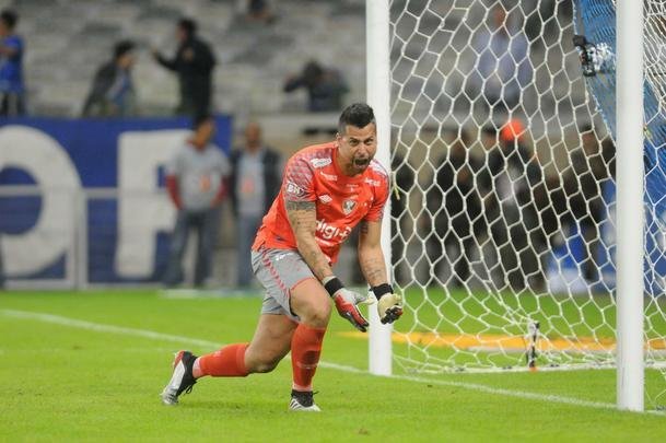 Depois de empate por 2 a 2 no tempo normal, Cruzeiro derrotou Fluminense por 3 a 1 nos pnaltis e avanou s quartas de final da Copa do Brasil. Fbio pegou uma cobrana; Sass, Pedro Rocha e Thiago Neves converteram para a Raposa