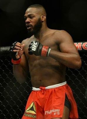 Jon Jones (bermuda vermelha) venceu Daniel Cormier por decisão unânime e manteve o cinturão
