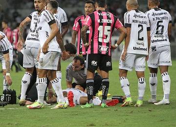 Após chute forte de Dodô, do Atlético, meio-campista do Vozão caiu imediatamente no gramado; ele deixou o gramado consciente