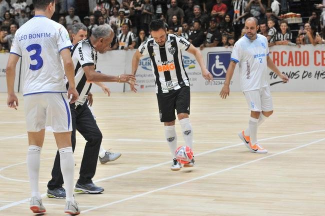 Jogo festivo e solid�rio reuniu craques do futsal mineiro em BH