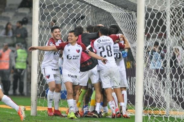 Atltico perdeu por 4 a 3 para o Coln nos pnaltis e foi eliminado da Copa Sul-Americana. Goleiro argentino Burin defendeu penalidades de Rver e Cazares