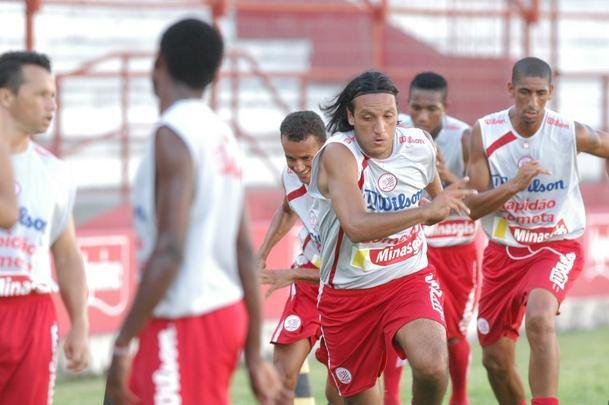 No incio de 2007, aps conseguir um acesso um ano depois da fatdica Batalha dos Aflitos, o Nutico contratou um dos jogadores que estavam vestindo as cores tricolores gachas naquele dia de tristeza. O chileno Alejandro Escalona, lateral esquerdo, chegou ao clube para assumir a titularidade na posio, mas no conseguiu se livrar do sobrepeso. 