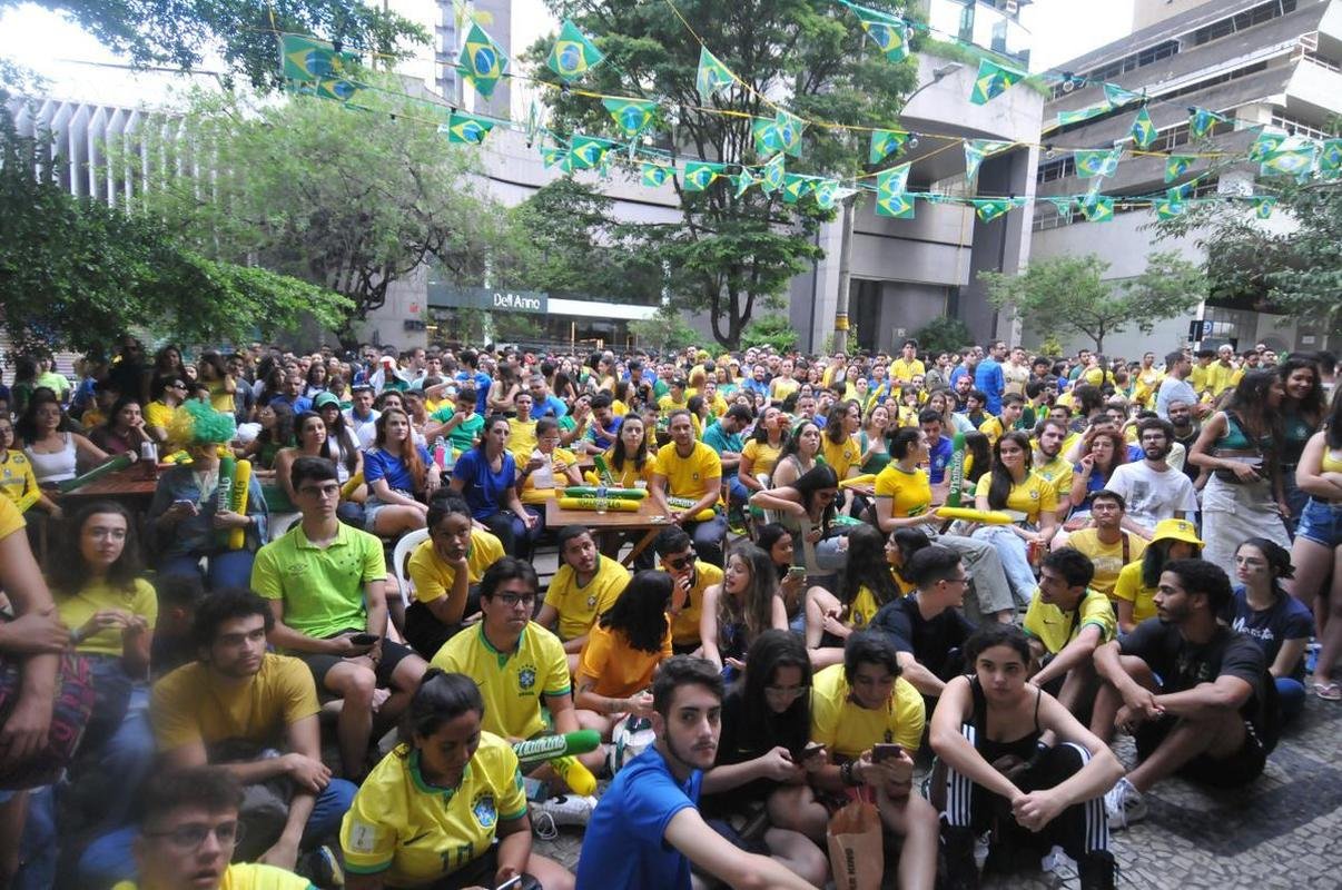 Torcedores se concentraram nos bares da Savassi, em Belo Horizonte, para acompanhar o jogo entre Brasil x Camares pela Copa do Mundo