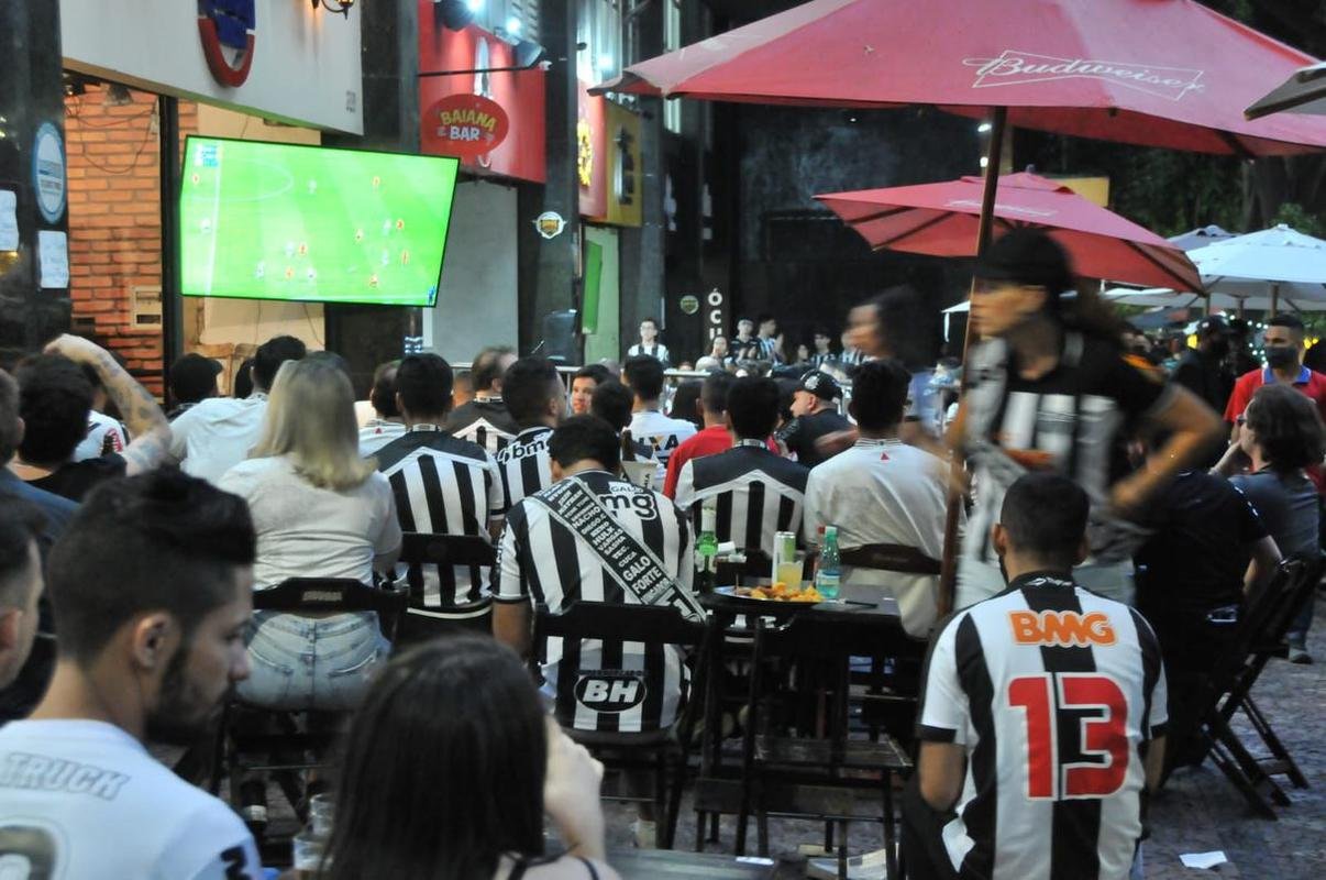 Nesta quinta-feira (2), torcedores do Atltico lotaram os bares de BH para acompanhar Bahia x Galo, jogo adiado da 32 rodada do Campeonato Brasileiro. Na imagem, bares na regio da Savassi.