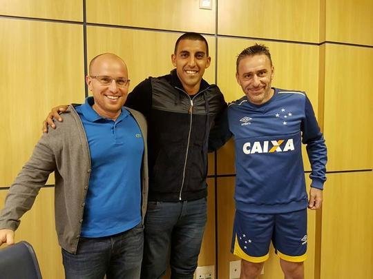 Reforo para o ataque do Cruzeiro, argentino Ramn bila chegou a Belo Horizonte nesta segunda-feira para realizar exames mdicos e assinar contrato. Jogador conheceu dependncias da Toca da Raposa II e teve o primeiro contato com o tcnico Paulo Bento (fotos: Cruzeiro/Divulgao)