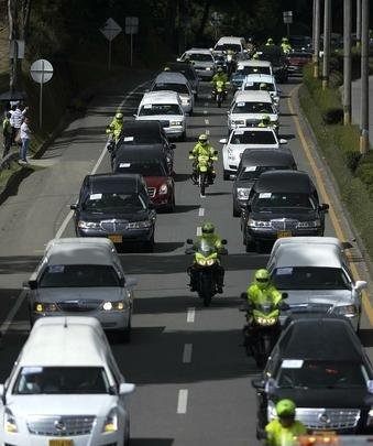 Corpos das vítimas da queda do voo da Chapecoense deixaram base aérea de Medellín, na Colômbia, rumo a Chapecó, onde será realizado velório coletivo neste sábado na Arena Condá, estádio do clube