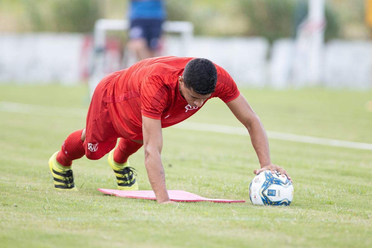 Jogadores do Náutico seguem trainando no CT Wilson Campos, sob a supervisão do técnico Gimar Dal Pozzo. Atletas e membros da comissão técnica são submetidos às medidas de saúde para evitar o contato e gerar possível foco de Covid-19.