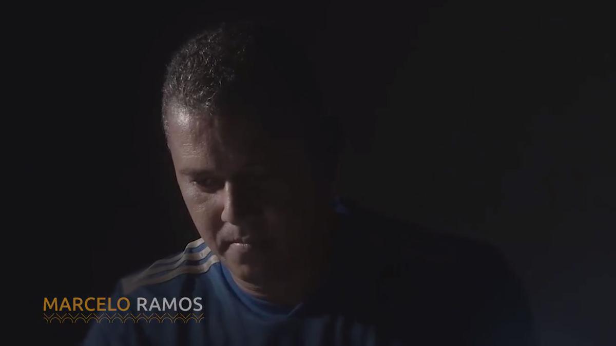 Ídolos exibiram detalhes da nova camisa do Cruzeiro, em homenagem ao centenário celeste. Na foto, o ex-atacante Marcelo Ramos.