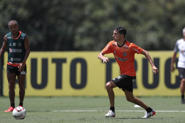 Com seriedade, mas tambm descontrao, o Atltico treinou sob sol forte na manh desta sexta-feira (21), na Cidade do Galo, em Vespasiano. Este foi o quinto dia de pr-temporada para o clube mineiro em 2022, sob o comando do tcnico argentino Antonio 'El Turco' Mohamed. Novas baixas, o volante Allan e o atacante Keno testaram positivo para COVID-19 e no participaram das atividades (ambos cumprem perodo de sete dias de isolamento social).