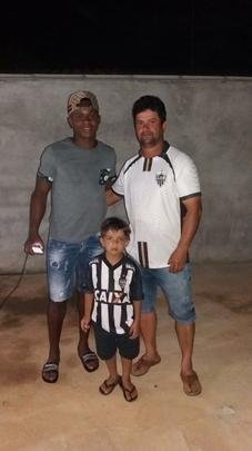 Lavrador Ataildo Miranda, com o filho Athos e Cazares