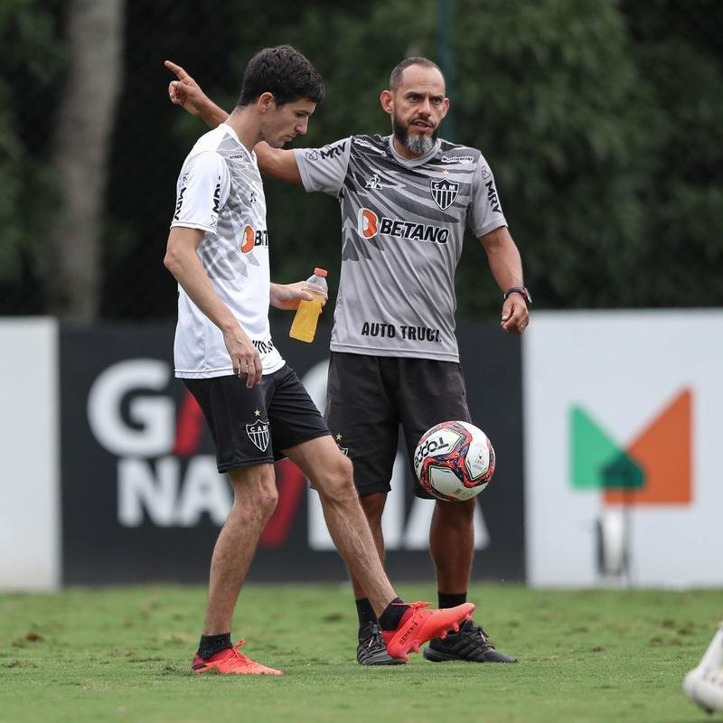 Fotos do treino do Atltico neste sbado, o ltimo de Victor no clube