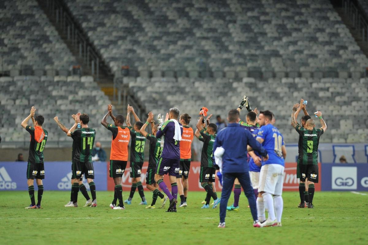 Cruzeiro voltou melhor no segundo tempo, mas n�o conseguiu furar a defesa do Am�rica, que venceu o cl�ssico por 2 a 0