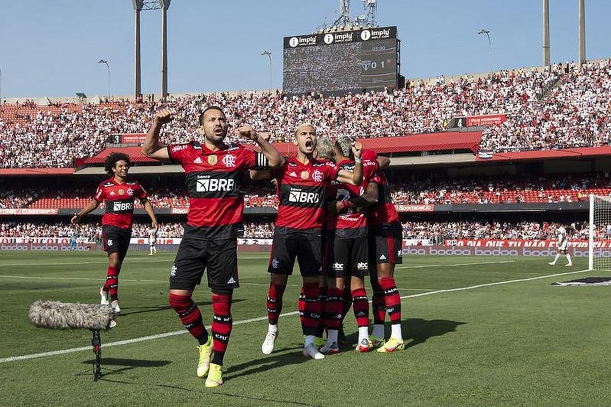 Flamengo massacrou So Paulo em pleno Morumbi e mantm sonho de conquistar o Campeonato Brasileiro, apesar de grande vantagem do Atltico