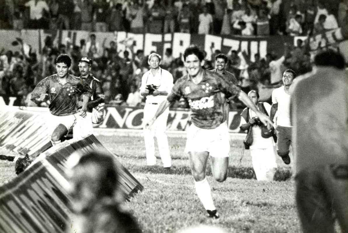 1992 - Recopa Sul-Americana - Cruzeiro foi vice-campeo ao ser derrotado pelo Colo Colo na deciso.
