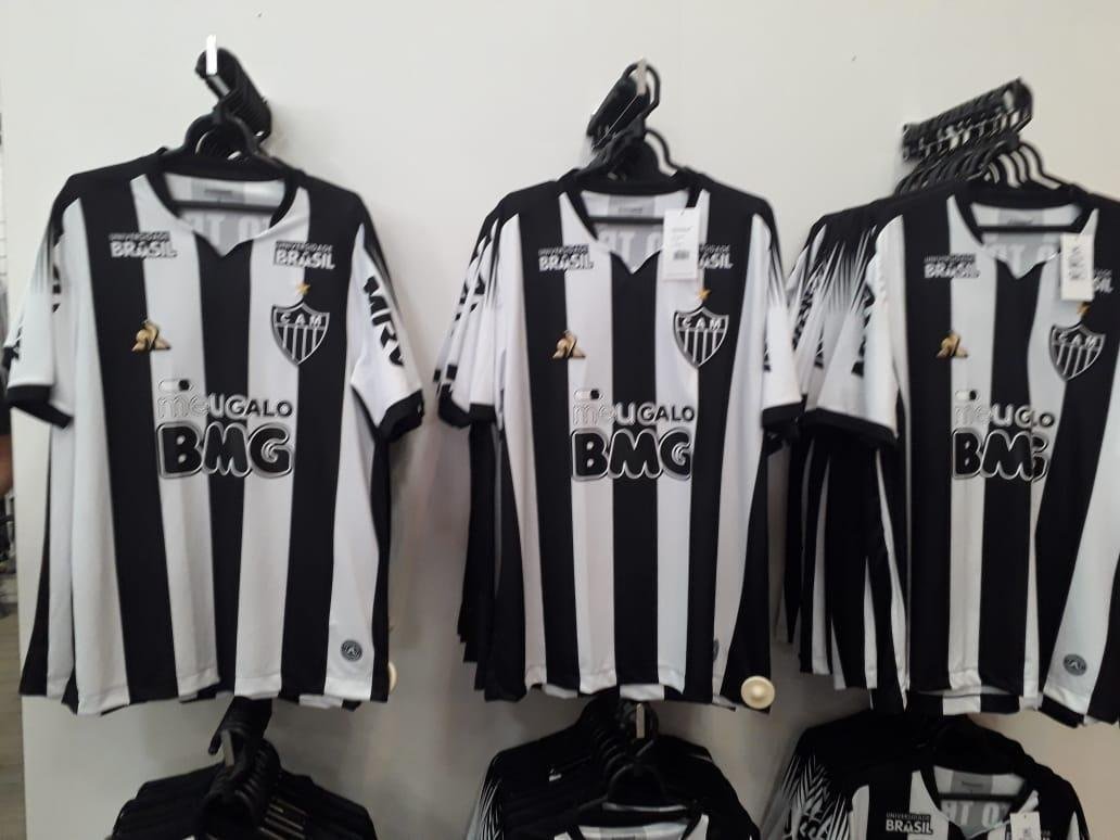 O Atltico atendeu antigo pedido de torcedores e comeou a vender a camisa nmero 1 com todas as logos de patrocinadores em preto e branco. As mudanas foram nas marcas do Supermercados BH (que fica nas costas e continha vermelho e amarelo) e do BMG (patrocinador mster, originalmente em laranja). A pea no ser utilizada pelos atletas durante jogos. O modelo masculino custa R$ 259,99, enquanto o feminino est  venda por R$ 229,99. Segundo o clube, a camisa est  disposio nas Lojas do Galo no Barreiro, Belvedere, Betnia, Betim, Centro, Minas Shopping, Labareda, Lourdes, Monte Carmo Shopping, Savassi, Sion, Shopping Del Rey e Estao BH.