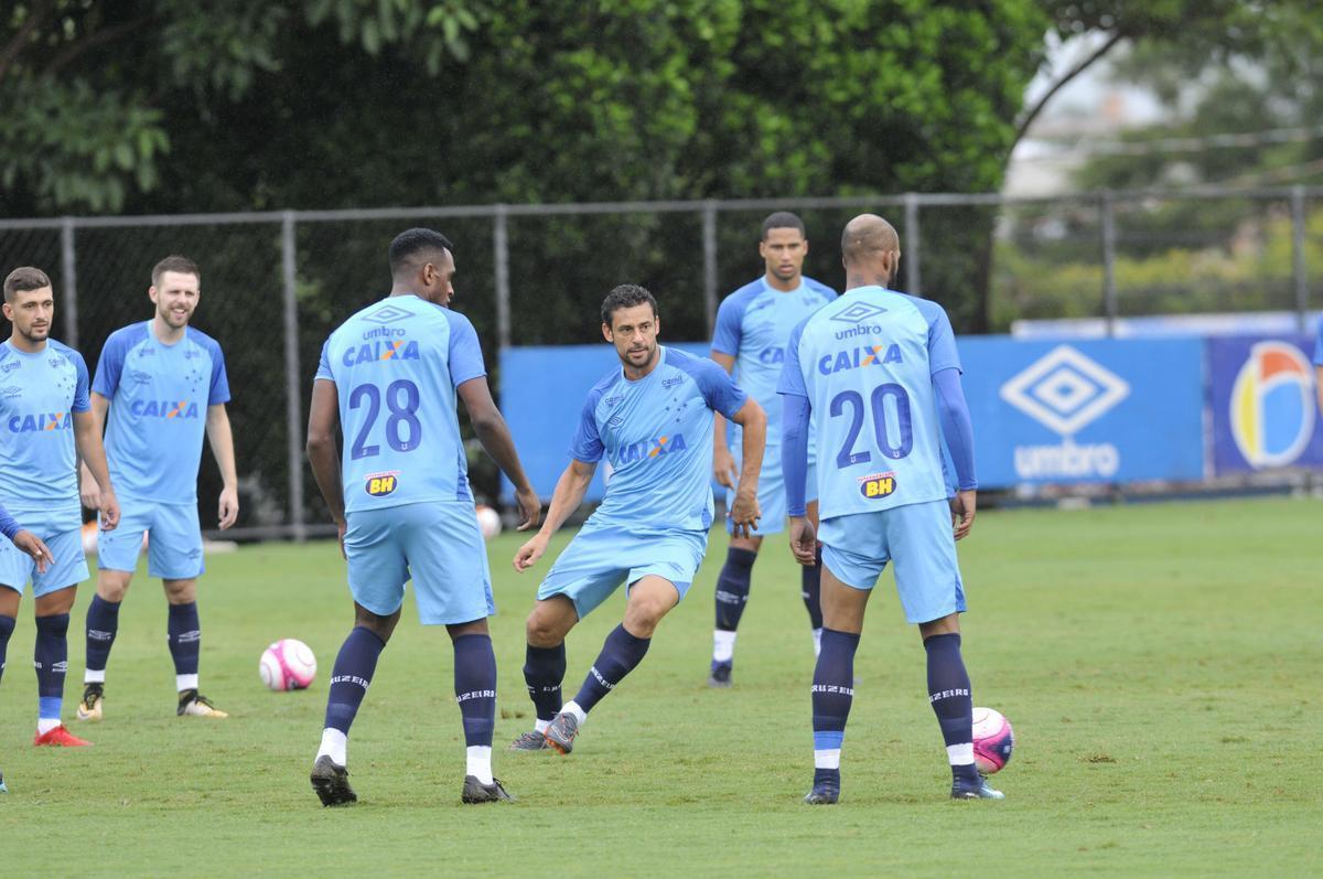 Em atividade na Toca da Raposa II, tcnico Mano Menezes mostrou provvel escalao do Cruzeiro para o jogo contra o Boa: Rafael; Nonoca, Ded, Digo e Marcelo Hermes; Lucas Romero e Bruno Silva; Rafael Sobis, Thiago Neves e Mancuello; Raniel (fotos: Juarez Rodrigues/EM D.A Press)
