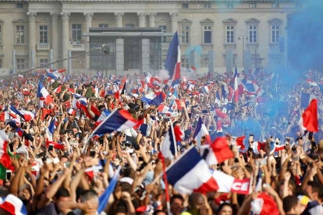 Torcedores franceses tomaram principais pontos tur�sticos e avenidas de Paris para celebrar o bi mundial
