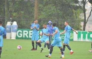 Sob chuva, Cruzeiro treinou na tarde desta sexta-feira na Toca II (Alexandre Guzanshe/EM D.A Press)