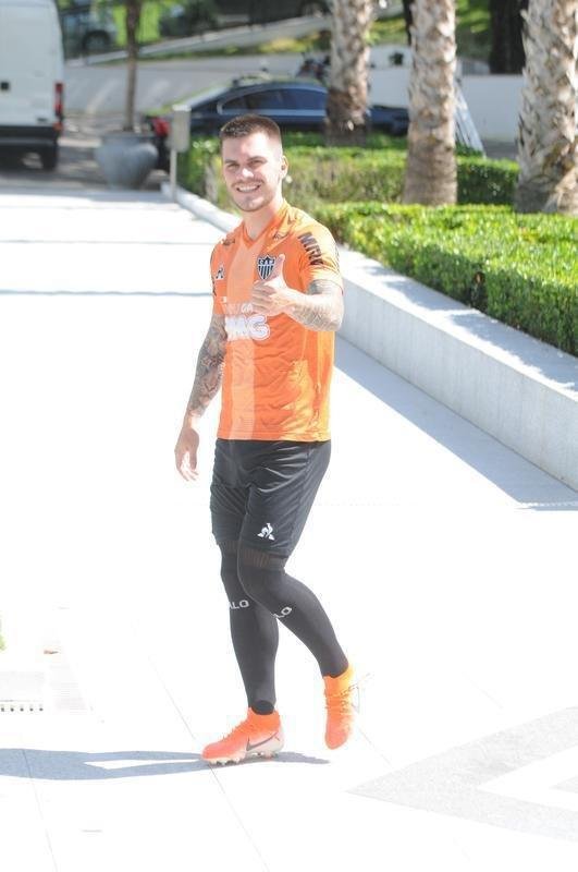 Treino do Atltico nesta segunda-feira, na Cidade do Galo, contou com a volta do meia  Juan Cazares. Direo no chegou a acordo para vend-lo a clube saudita. Tcnico Rafael Dudamel relacionou 23 jogadores para a viagem a Santa Fe, local da estreia na Sul-Americana, quinta-feira, contra o Unin-ARG. Jogador equatoriano ficou fora da lista.