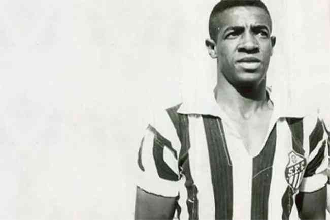 Dorval com a camisa do Santos entre os anos 1950 e 1960 