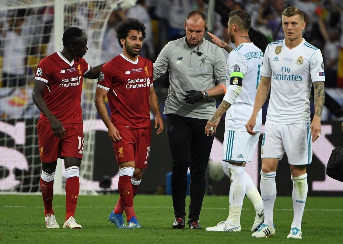 Salah, do Liverpool, sofreu falta de Sergio Ramos, machucou ombro esquerdo e deixou a final no primeiro tempo