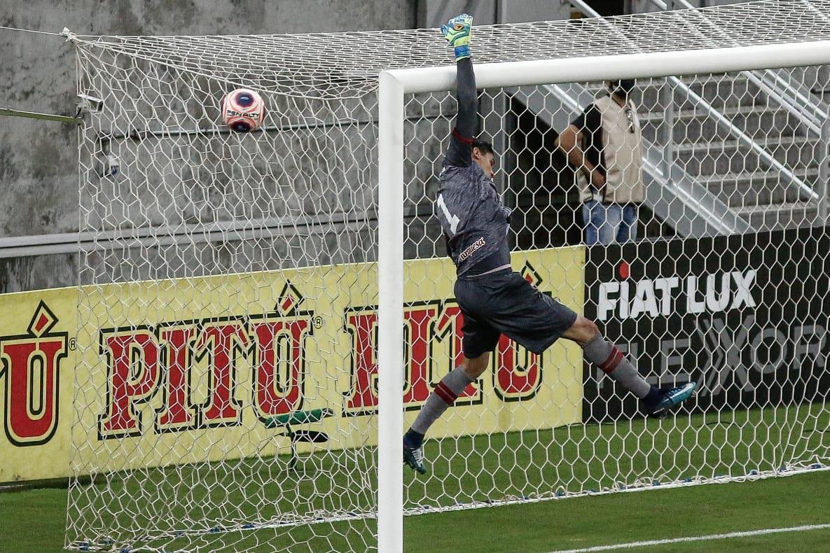 O Náutico equilibrou na segunda metade do primeiro tempo e o jogo ficou aberto para as equipes, com ambas criando boas chances. Jorge Henrique, de cabeça, teve duas oportunidades pelo Timbu. o Santa acertou uma bola na trave, com Didira, mas o placar terminou sem gols na etapa inicial.