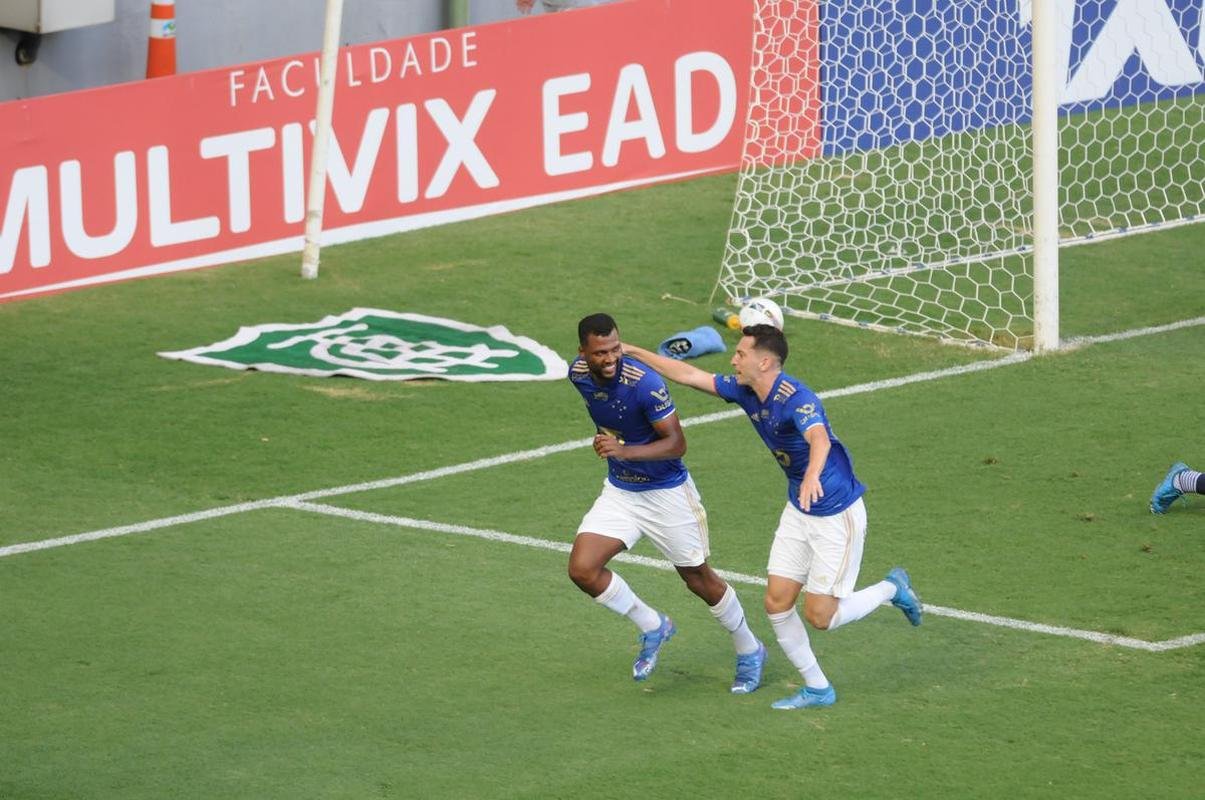 Cruzeiro goleou URT por 3 a 0 no Independncia com gols de Thiago, Machado e Edu em sua estreia no Mineiro. Ronaldo, dono da SAF, assistiu  partida no Horto. Duelo marcou estreia do tcnico uruguaio Paulo Pezzolano