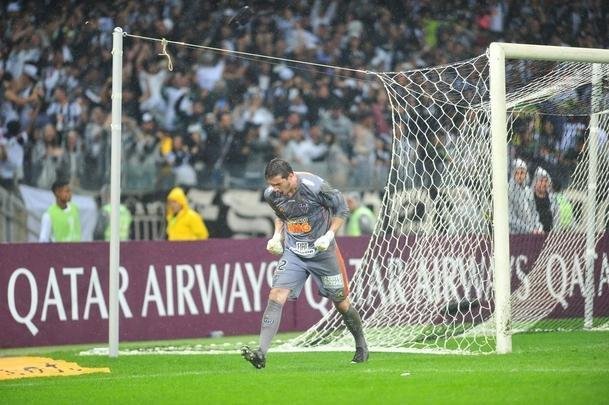 Atltico perdeu por 4 a 3 para o Coln nos pnaltis e foi eliminado da Copa Sul-Americana. Goleiro argentino Burin defendeu penalidades de Rver e Cazares