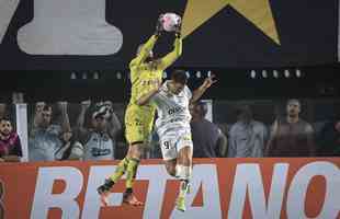 Fotos do jogo entre Santos e Atltico na Vila Belmiro, em Santos, pela 30 rodada do Campeonato Brasileiro