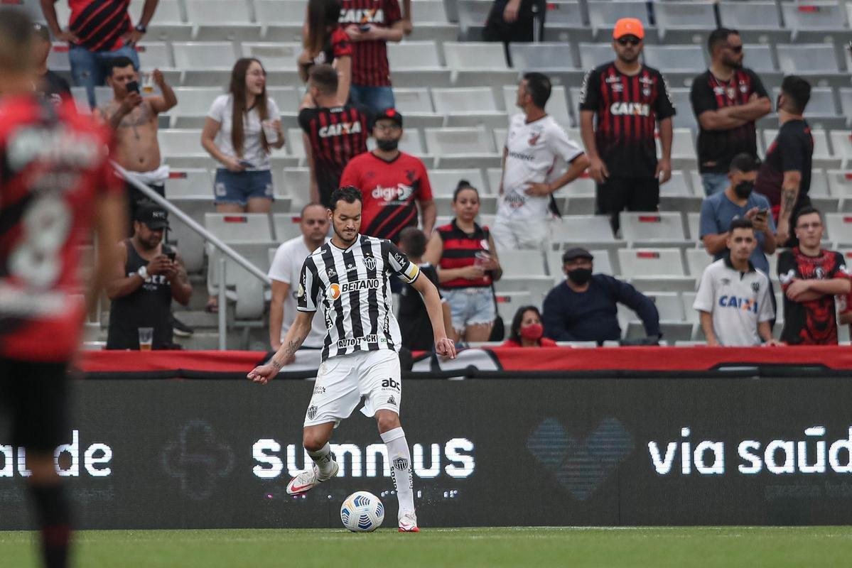 O Atltico visitou, nesta tera-feira (16), o Athletico-PR na Arena da Baixada, em Curitiba. O duelo foi vlido pela 33 rodada da Srie A do Campeonato Brasileiro.