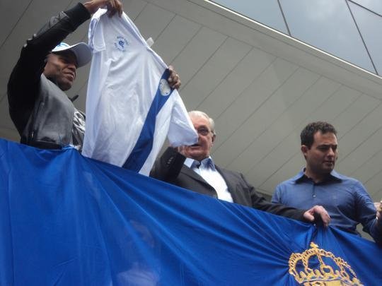 Novo reforo do Cruzeiro, Jlio Baptista foi recepcionado pelo presidente Gilvan de Pinho Tavares e acenou para torcedores da sacada da sede administrativa no Barro Preto