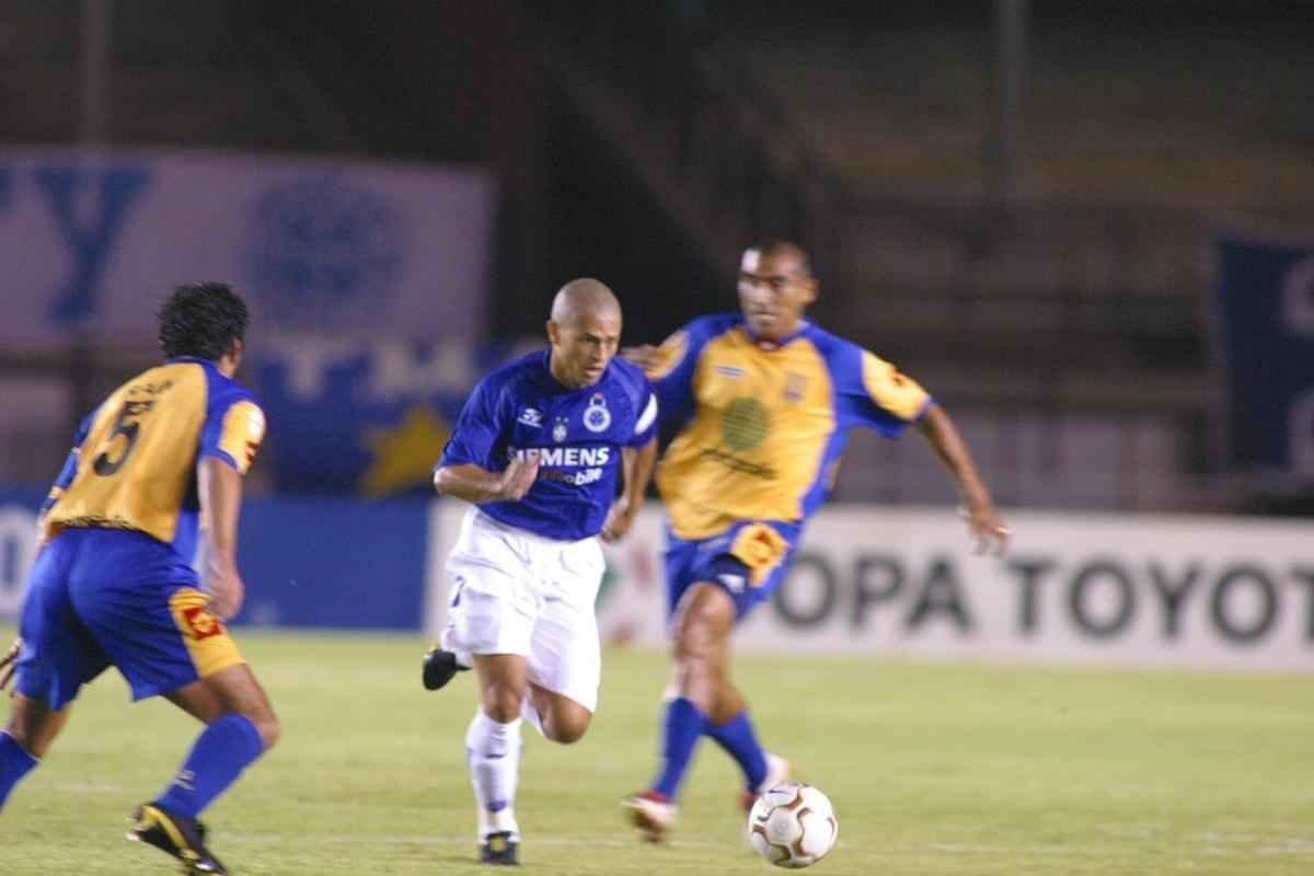 2004 - Copa Libertadores - Cruzeiro foi eliminado nas oitavas de final ao ser derrotado pelo Deportivo Cali. Imagem da partida diante da Universidad Concepcin, do Chile, no Mineiro, pela fase de grupos.