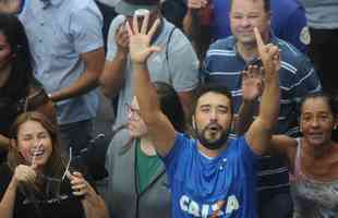 De Confins, jogadores do Cruzeiro hexacampees da Copa do Brasil saram em carro aberto pelas ruas de Belo Horizonte. No Centro da capital, milhares de pessoas aguardavam os jogadores para a festa.