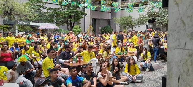 Na regio da Savassi, em BH, torcedores vibram com vitria do Brasil sobre a Sua, por 1 a 0, pela segunda rodada do Grupo G da Copa do Mundo do Catar