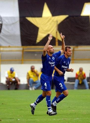 Cris comemora com Edu Dracena aps balanar a rede contra o Santos, na Vila Belmiro, pelo Brasileiro de 2004