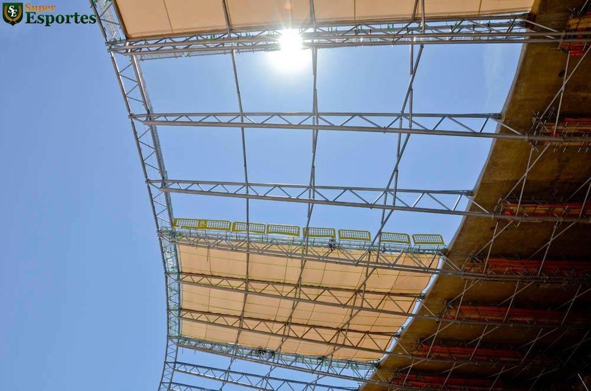 03/10/2012 - Nova cobertura sendo instalada. Ela passa de 29m para 55m.